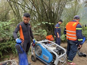 Máy nén khí áp suất cao dùng để nạp khí cho bình lặn được đưa đến hiện trường tìm kiếm. Ảnh: Công an Quảng Trị
